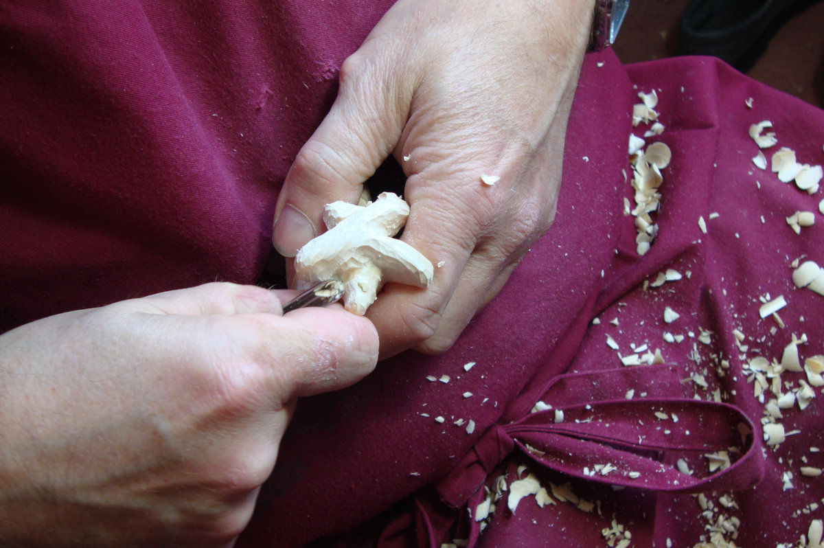 Tatsachen 2018, Huggler Holzbildhauerei